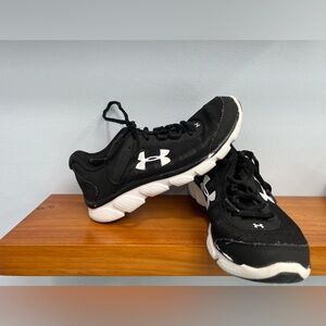 UNDER ARMOUR Charged Assert Athletic Sneakers Womens SIZE 6 Black White PreLoved